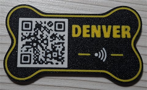 Placa con forma de hueso, negra y amarilla, con el nombre Denver, código QR y NFC para el collar de un perro, impresa en 3D