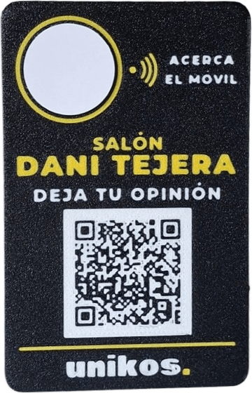 Soporte de mesa negro y amarillo con NFC y código QR para dejar una opinión, hecho para el Salón Dani Tejera